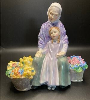 Royal Doulton Granny’s Heritage HN2031 Figurine Grandmother & Girl Bone China